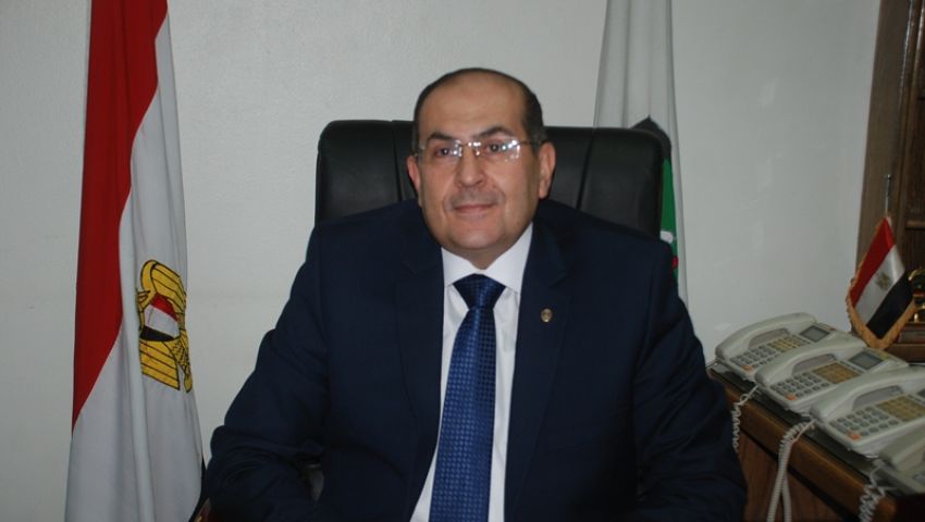 بعد رفضه علاج طفل.. محافظ سوهاج يوقف طبيب عن العمل
